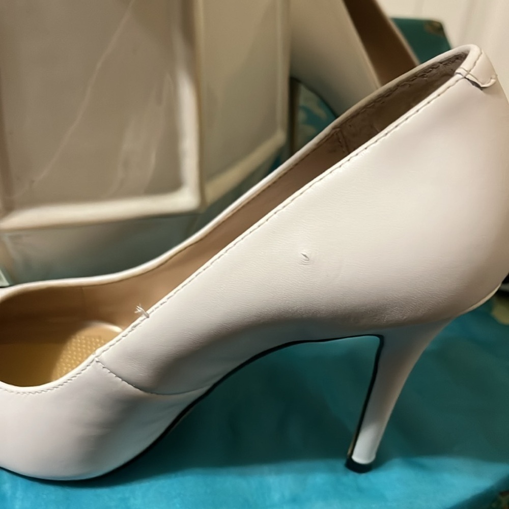 White House Black Market Olivia Whipstitch Black White Pumps Heels Size 6M - Picture 9 of 9